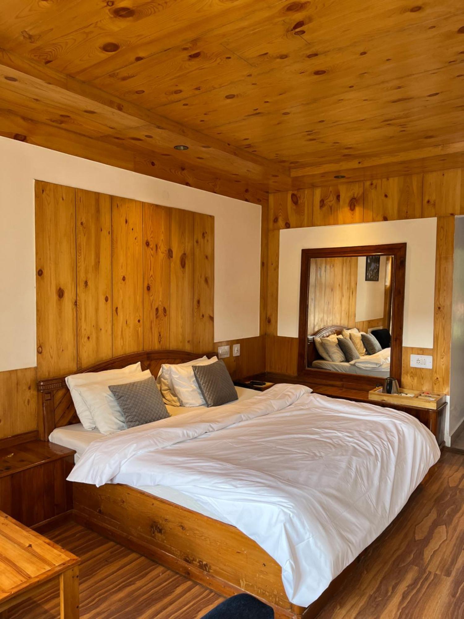 The Conifer Otel Manāli Dış mekan fotoğraf