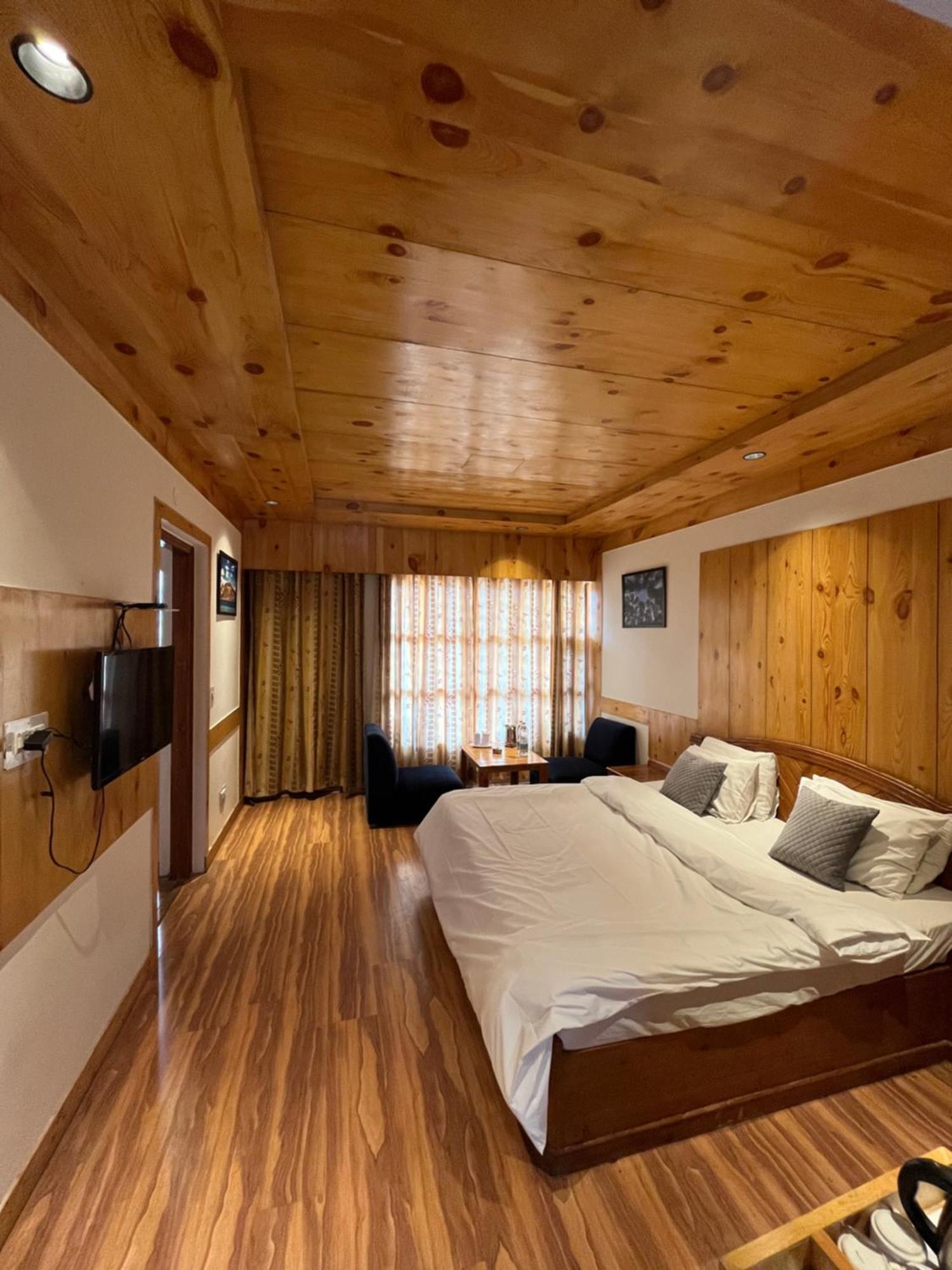 The Conifer Otel Manāli Dış mekan fotoğraf