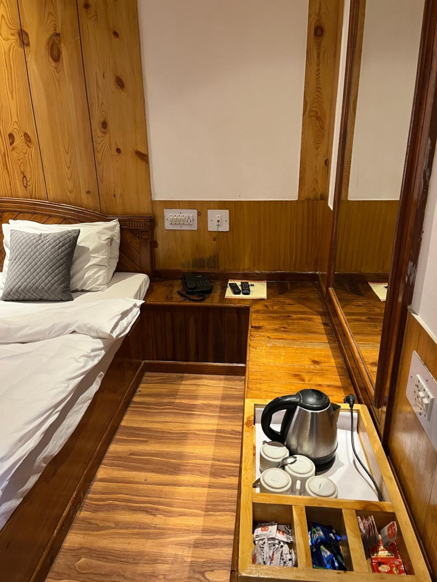 The Conifer Otel Manāli Dış mekan fotoğraf